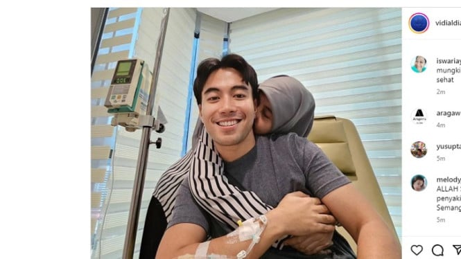 Tangis Ibunda Vidi Aldiano: Kenangan Indah di Depan Batu Nisan Sang Putra