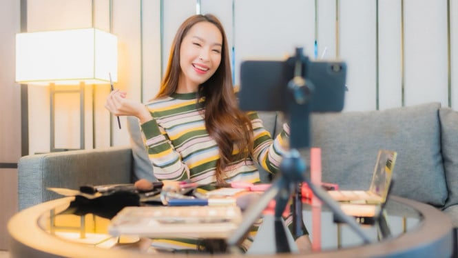 Influencer Digital Jadi Raja di Toko Online: Konsumen Indonesia Lebih Percaya Review Kreator daripada Rating Bintang