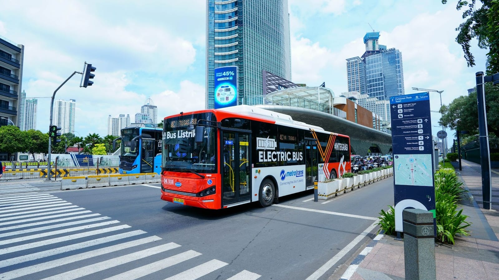 Transjakarta Perluas Sayap ke Bandara Soetta, Kali Ini dari Blok M dengan Armada 20 Bus Modern