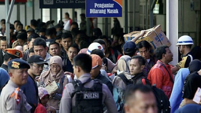 Massa Exodus Dimulai: 50 Ribu Penumpang Padati Stasiun Jakarta Jelang Lebaran