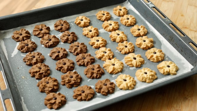 Rahasia di Balik Kue Semprit Renyah: Teknik Chef Devina Hermawan yang Bikin Keluarga Terpukau