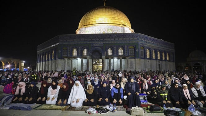 Larangan Akses Masjid Al Aqsa Memaksa Umat Islam Palestina Salat Tarawih di Tengah Jalanan Yerusalem