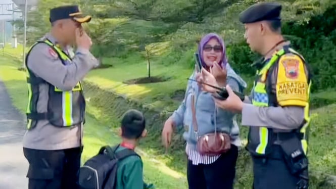 Diturunkan Sembarangan di Tol, Pemudik Bekasi Malah Menemukan Adik di Markas Polisi