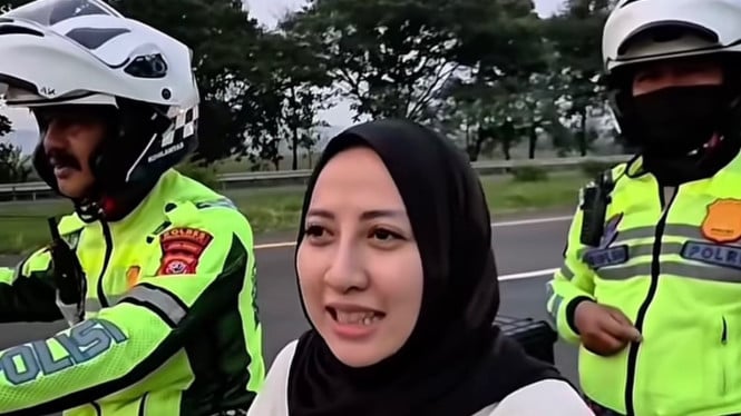Tertinggal di Rest Area Tol Cipali, Perempuan Mudik Ini Selamat Berkat Bantuan Polisi Patwal
