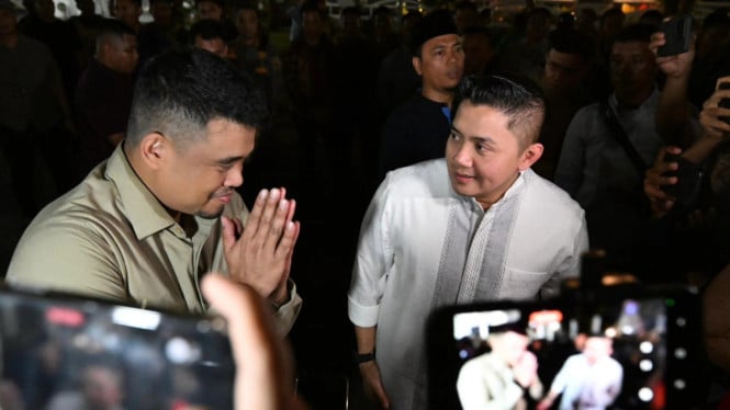 Bobby Nasution dan Teddy Wijaya Turun Langsung Bagikan Sembako ke Warga Medan di Malam Takbiran