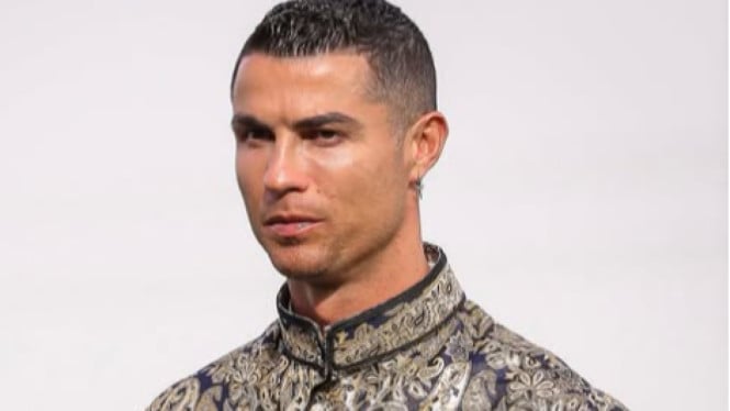 Cristiano Ronaldo Rayakan Lebaran dengan Gaya Gamis Tradisional, Fans Terpukau dengan Gestur Toleransinya