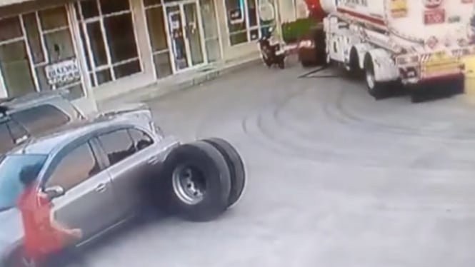 Detik-Detik Mencengangkan: Ban Truk Pengangkut BBM Tiba-Tiba Lepas di SPBU