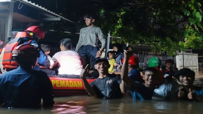 Ciracas Jaktim Terendam: Banjir Setinggi 1,7 Meter Rugikan Ribuan Keluarga di Hari Raya