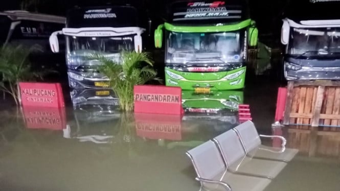Banjir Bandang Serang Terminal Kampung Rambutan, Ribuan Pemudik Terjebak dalam Kepanikan