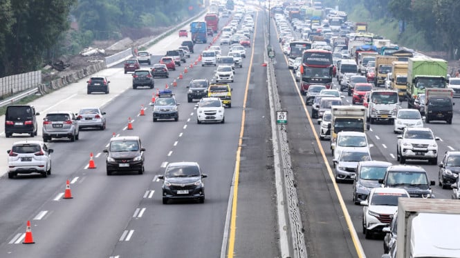 Contraflow Darurat Diaktifkan di Tol Japek, Ribuan Pemudik Hadapi Kemacetan Parah Hari Kedua Lebaran