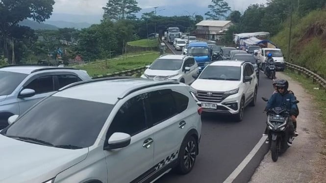 Jalanan Puncak Membludak: Ribuan Pemudik Berbondong-Bondong Kembali ke Perantauan Usai Lebaran