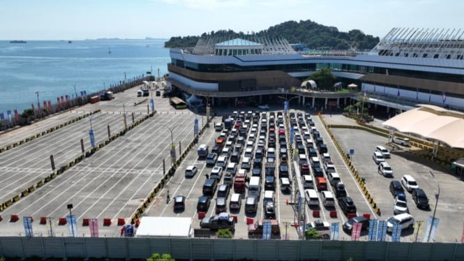 Pelabuhan Bakauheni Dibanjiri 128 Ribu Penumpang, Kendaraan Roda Empat Melonjak 41 Persen di Puncak Mudik Lebaran