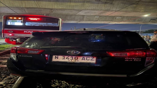 Momen Mendebarkan: Innova Hancur Tertabrak KRL di Bogor, Sopir Melarikan Diri