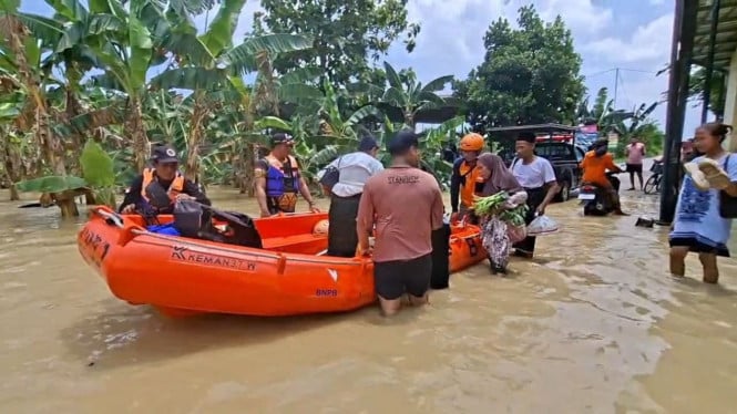 Tanggul Jebol, Ratusan Keluarga di Demak Terpaksa Mengungsi dari Banjir Deras