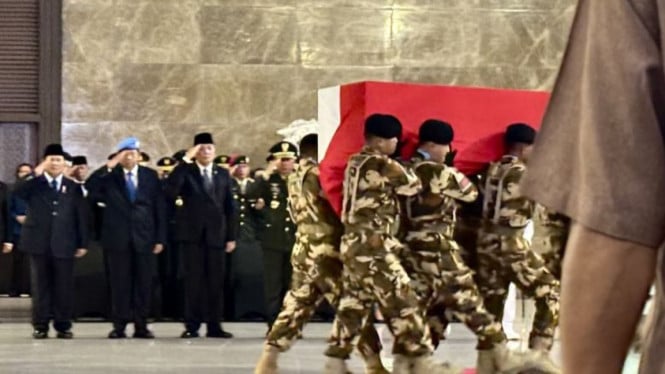 SBY Hormati Jasa Pahlawan: Kenakan Baret Pasukan Perdamaian saat Berduka atas 3 Prajurit TNI di Lebanon