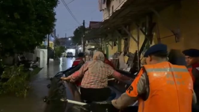 Banjir Setinggi 1 Meter Mengepung Bukit Pamulang Indah, Tim SAR Lakukan Evakuasi Massal