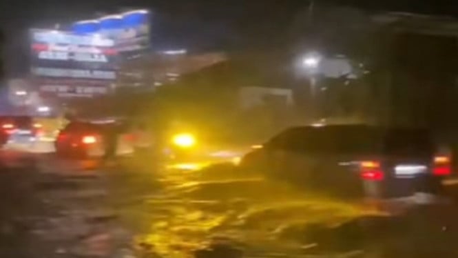 Hujan Lebat Membuat Cianjur Terendam, Empat Kecamatan Terisolir dan Jalur Kereta Tertutup