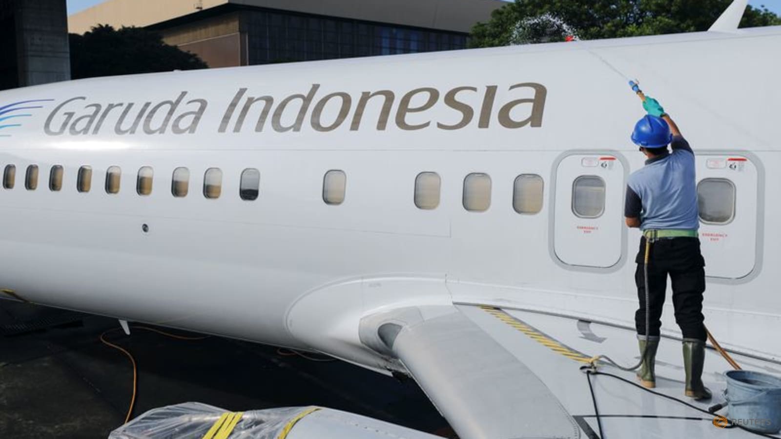 Garuda Indonesia Telan Kerugian Fantastis: Skytrax Rating Jatuh dan Utang Menumpuk