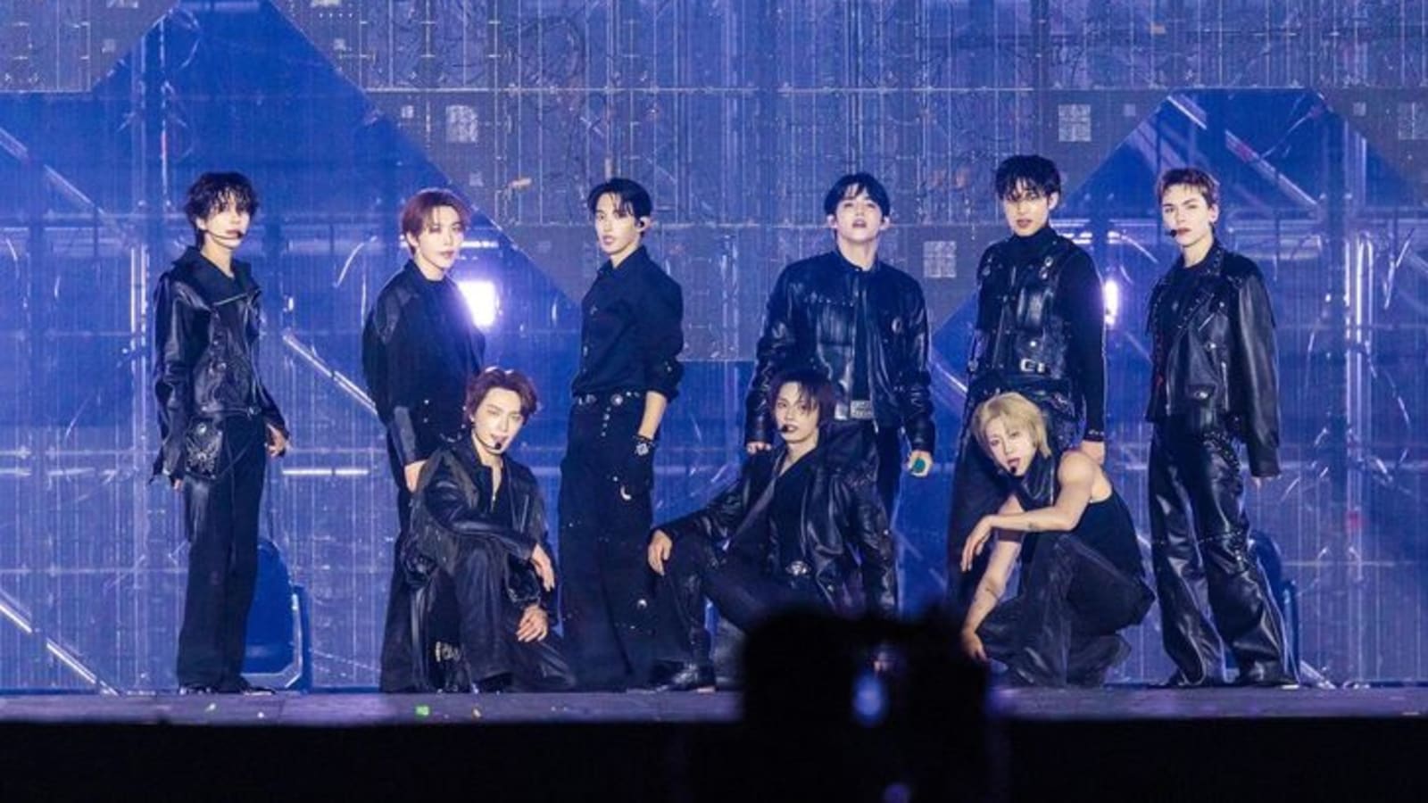 Langit Mendung Tak Bisa Redupkan Semangat SEVENTEEN, Rayakan Perpanjangan Kontrak di Panggung Penutup Tur Global