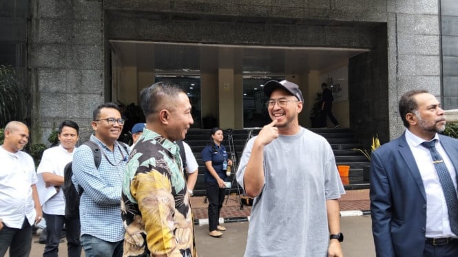 Kejutan di Polda! Pandji Pragiwaksono dan Dharma Pongrekun Akhirnya Bertemu Muka