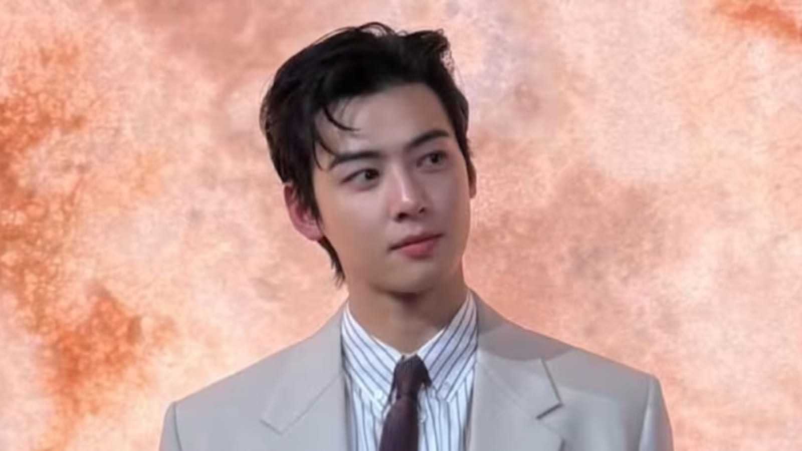 Cha Eun-woo Tuntas Bayar Pajak, Tapi Misteri Peran Militernya Masih Menggantung