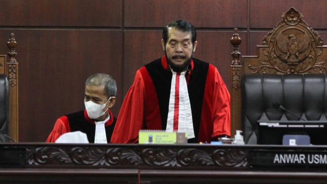 Momen Mengharukan: Anwar Usman Kolaps Usai Rayakan Pensiun dari Mahkamah Konstitusi