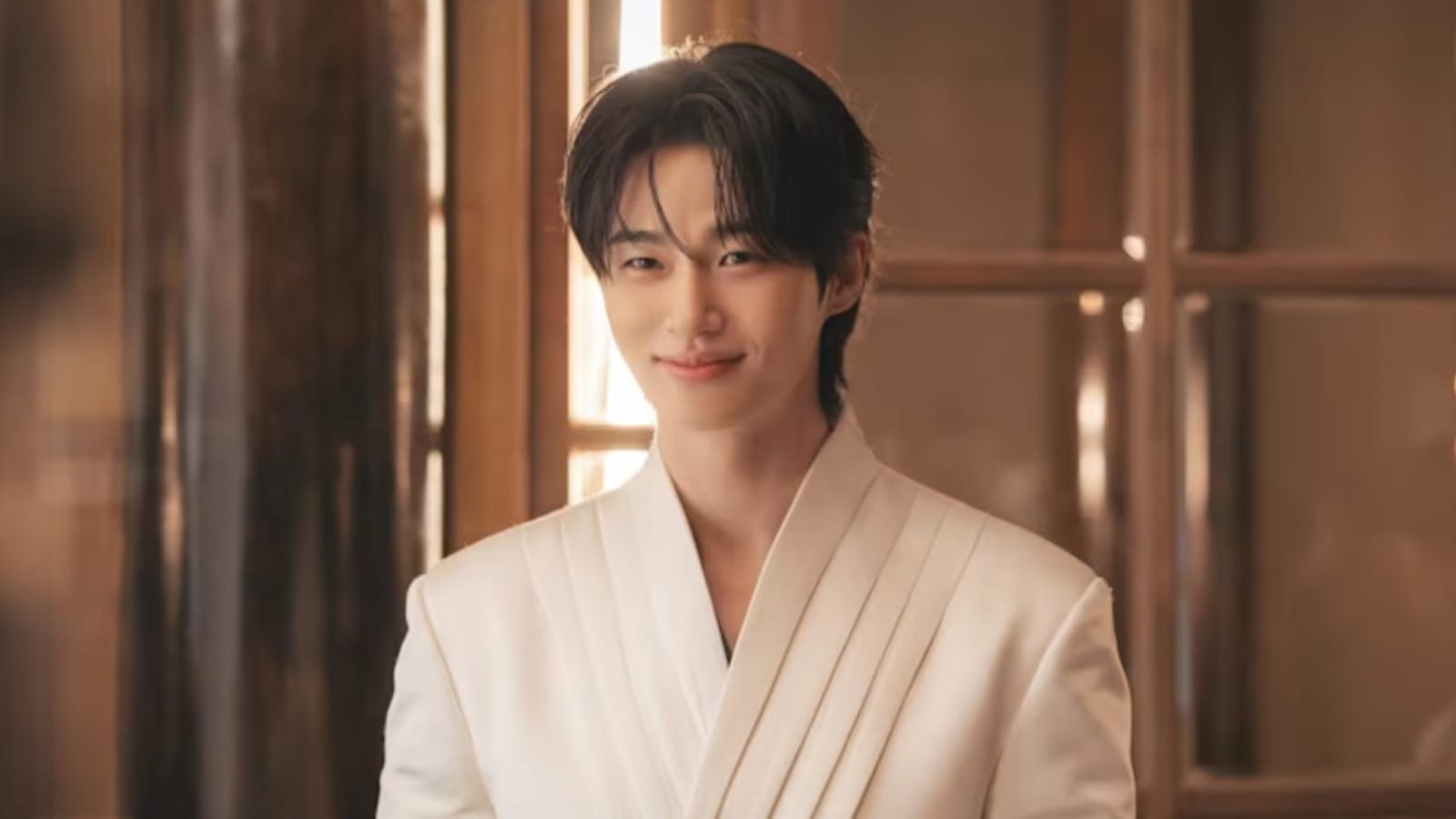 Byeon Woo-seok: Dari Catwalk Seoul Fashion Week Hingga Jadi Villain Misterius di Drakor IU 'Perfect Crown'