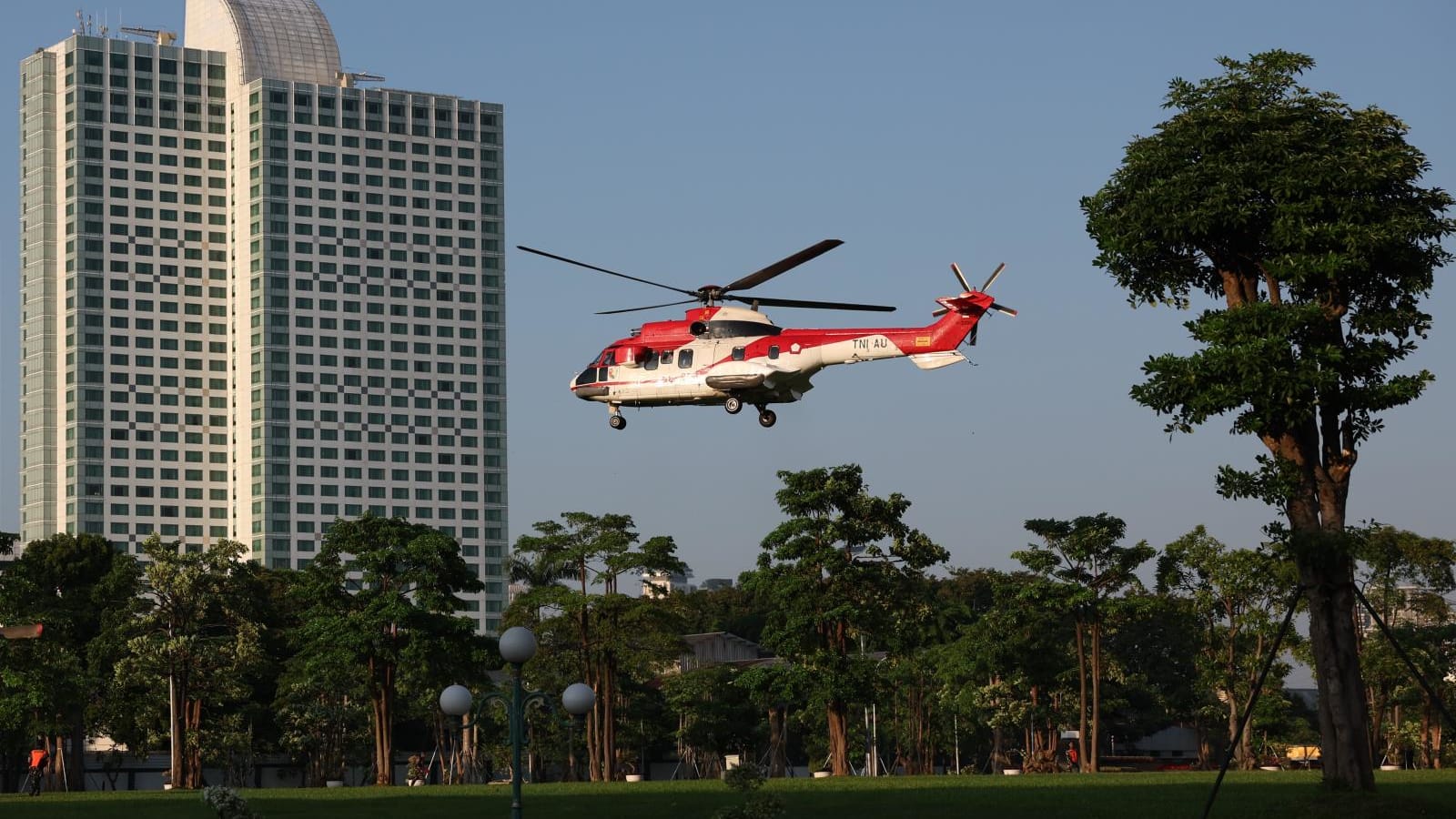 Pencarian Intensif Helikopter PK-CFX: 8 Penumpang Hilang di Atas Hutan Kalbar