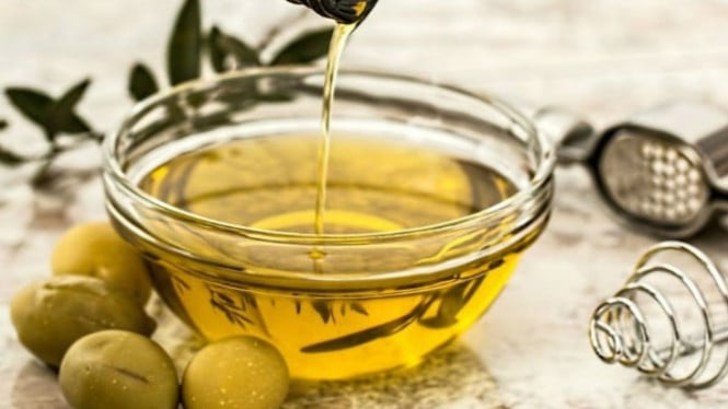 Trend Minum Minyak Zaitun Lagi Ramai, Tapi Jangan Asal-asalan Dulu Sebelum Coba!