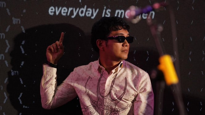 Aldi Taher Melangkah ke Industri Fashion dengan Koleksi Batik Momen Official