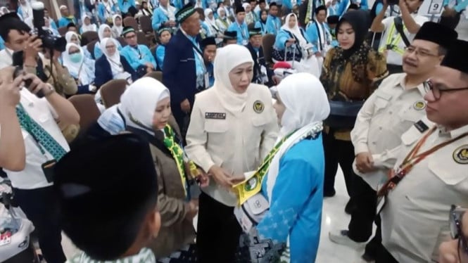 Gubernur Khofifah Resmi Lepas 374 Jemaah Haji Embarkasi Surabaya dalam Penerbangan Perdana