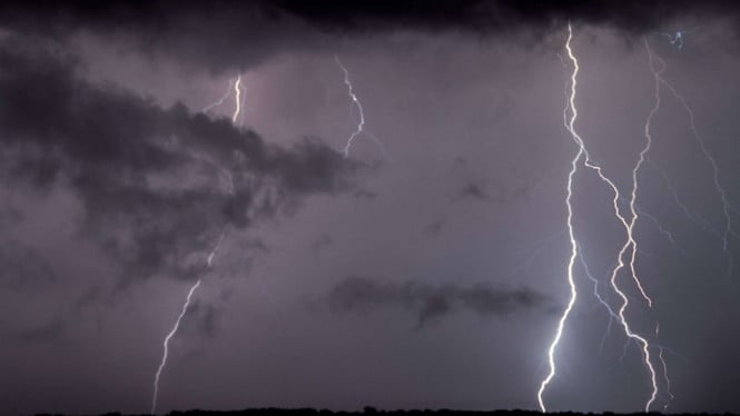 Tragedi Petir di Nagari Gadut: Satu Petani Tewas, Dua Lainnya Kritis Tersengat Listrik Alam