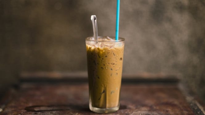 Dari Cangkir hingga Kantong Dompet: Bagaimana Konflik Timur Tengah Mengubah Harga Kopi di Warung Anda