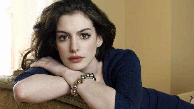 Anne Hathaway Terharu hingga Ucapkan 'Insya Allah' saat Fans Memberikan Alquran di Red Carpet