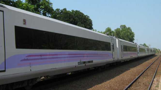 Tragedi KA Argo Bromo Anggrek: Ketika Transportasi Massal Jakarta Berhenti Total di Malam Senin