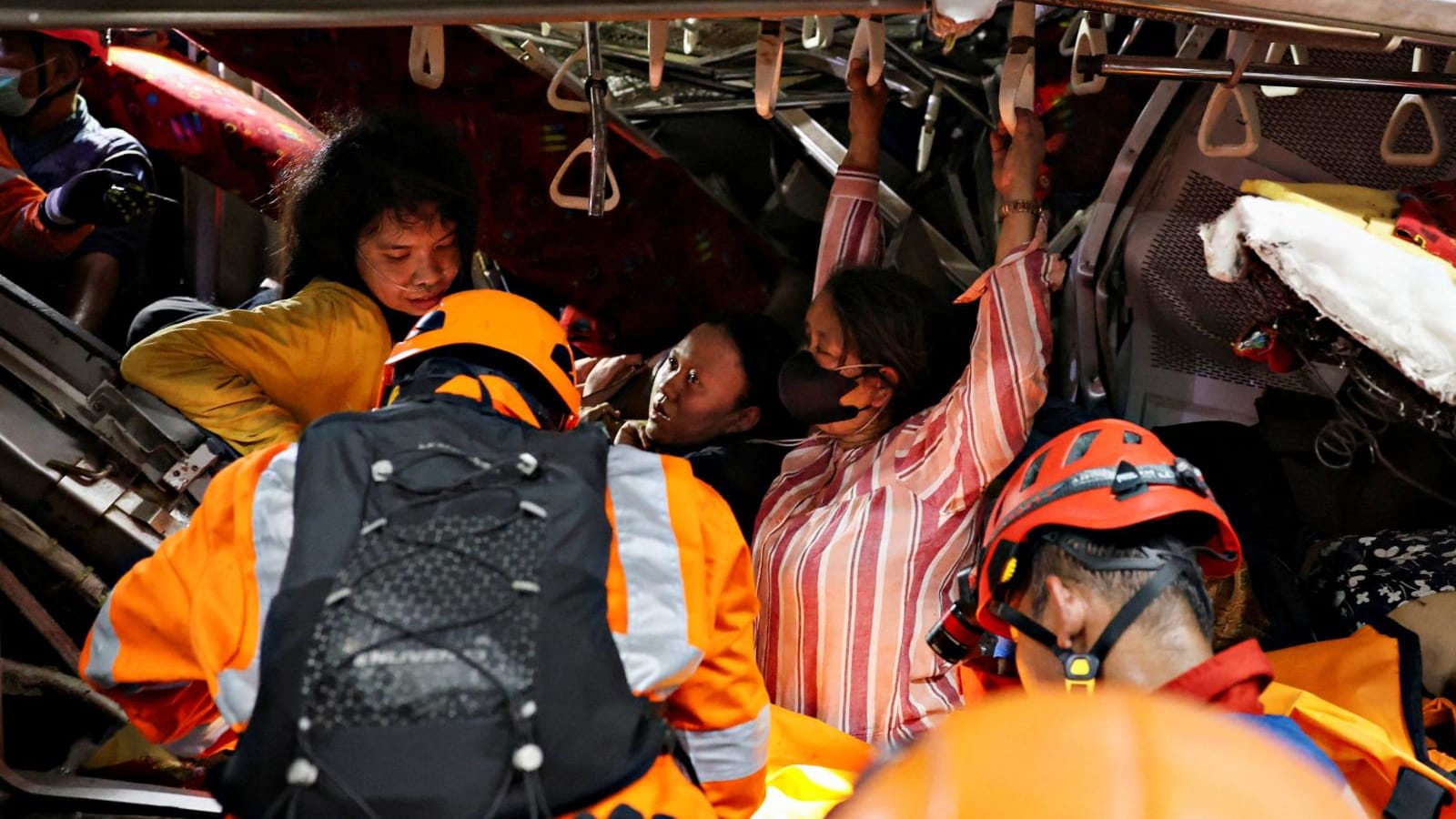 Tragedi di Rel Bekasi: Tabrakan Dahsyat KRL dan Argo Bromo Tewaskan 7 Orang, Puluhan Lainnya Kritis