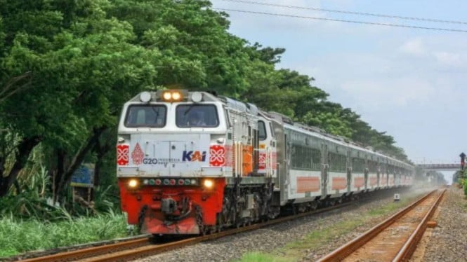 Chaos di Rel Bekasi: Ratusan Penumpang Terlantar Usai Kecelakaan KRL Maut