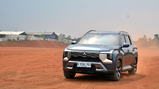 Mitsubishi Destinator Hadirkan Revolusi Teknologi Kabin dengan Layar Sentuh Super Lebar