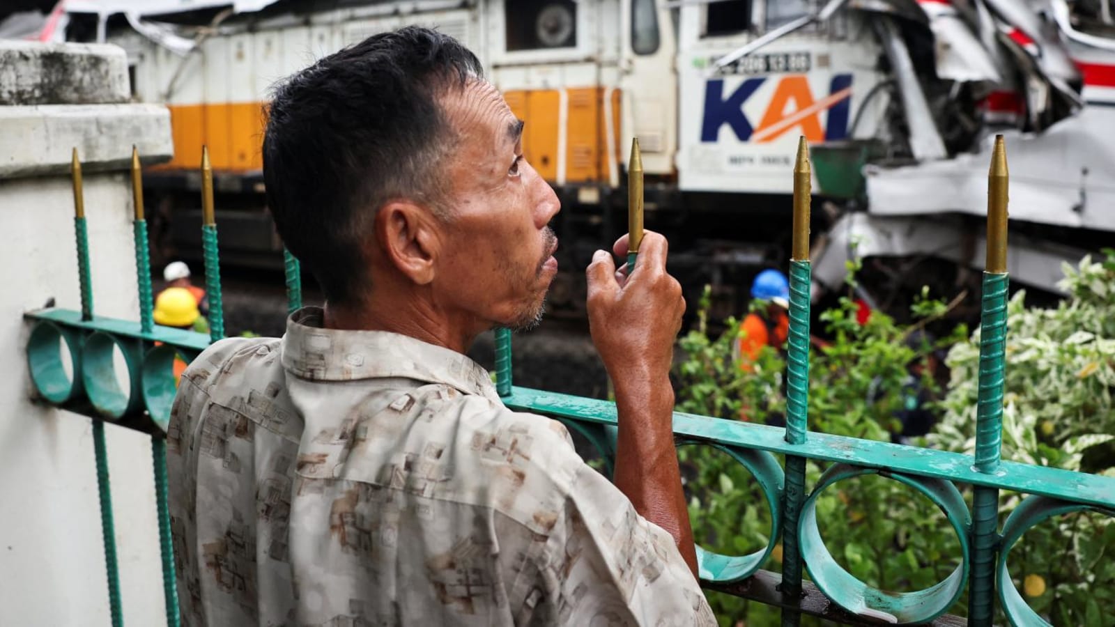 Detik-detik Mengerikan Tabrakan KRL Argo Bromo: Suami Menunggu Istri yang Tak Pernah Datang