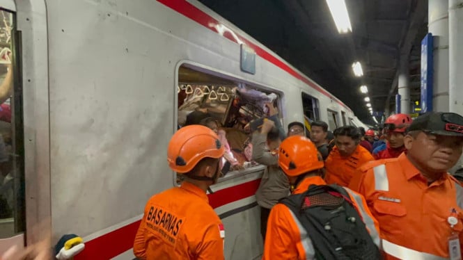 Momen Mengharukan: Korban Selamat Kecelakaan Kereta Bekasi Tanyakan Nasibnya Saat Proses Evakuasi