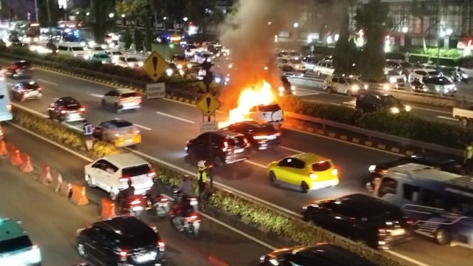 Kepanikan di Tol Dalam Kota: Mobil Sedan Meledak Api Saat Rush Hour, Pengemudi Melompat Selamatkan Diri
