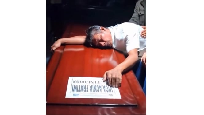 Derita Seorang Ayah: Momen Penuh Luka Saat Melepas Putri Tercinta Korban Kecelakaan Kereta Bekasi