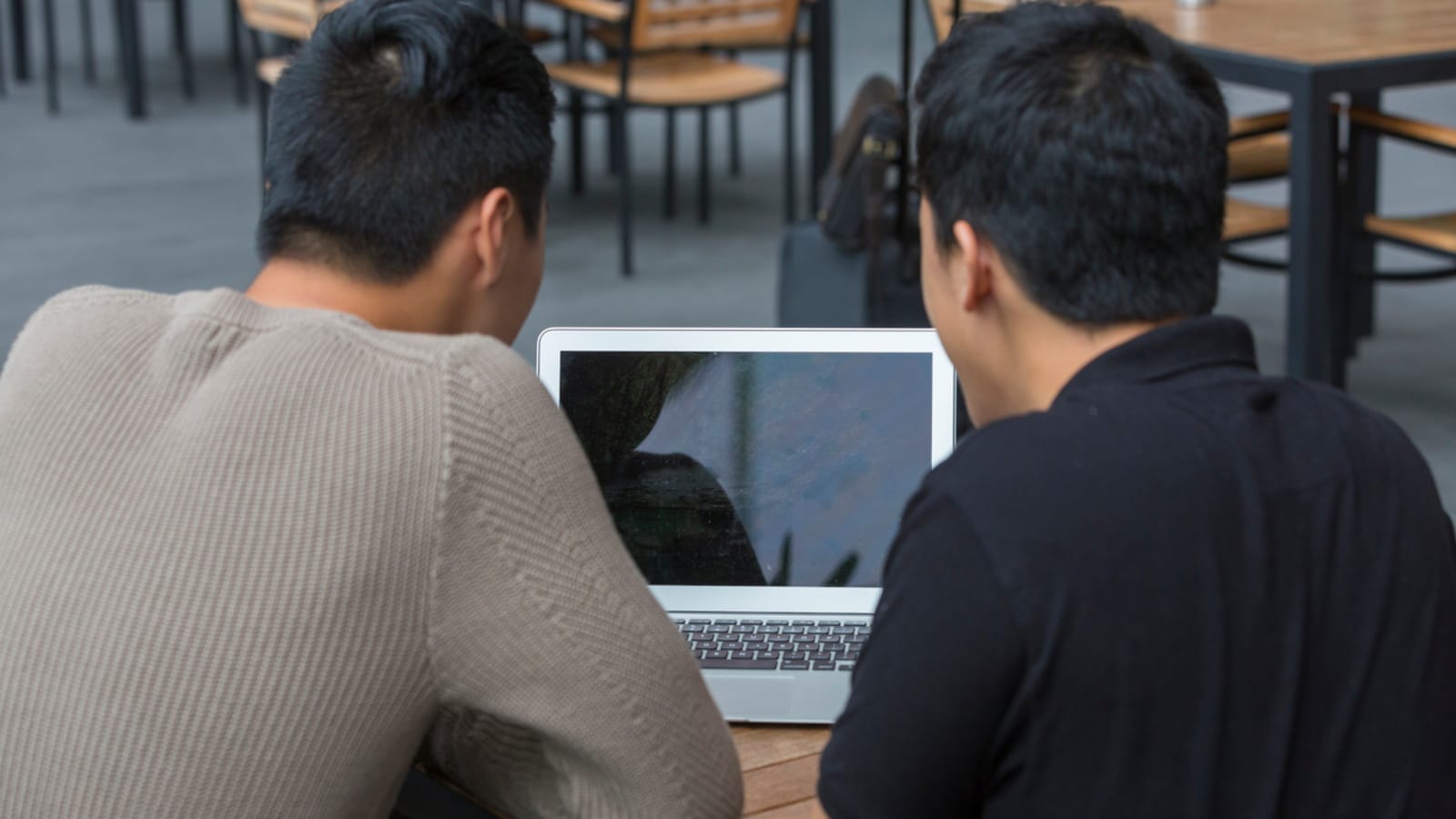 Dari Grup Chat Hingga Trauma Mendalam: Bagaimana Pelecehan Seksual Digital Melukai Perempuan Indonesia