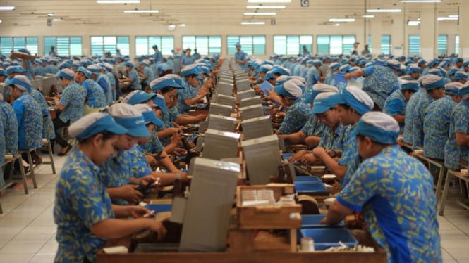 Industri Rokok Berguncang: Ribuan Buruh Terancam Kehilangan Pekerjaan Jelang Hari Buruh