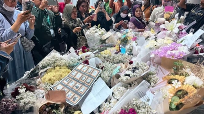 Lautan Bunga Merah Putih Memenuhi Stasiun Bekasi Timur, Doa Warga Bergema untuk Korban Tragedi
