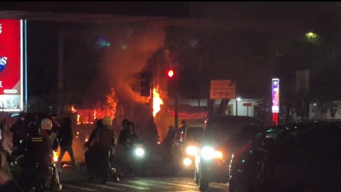 Aksi Buruh 1 Mei di Bandung Berubah Brutal: Provokator Bakar Pos Polisi dan Terjadi Penangkapan Massal