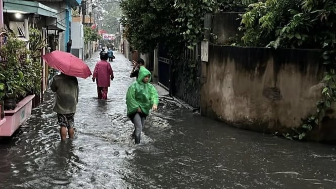 Banjir Bandang Jaksel: 12 Kampung Terendam Dalam Sekejap, Warga Panik Menyelamatkan Harta