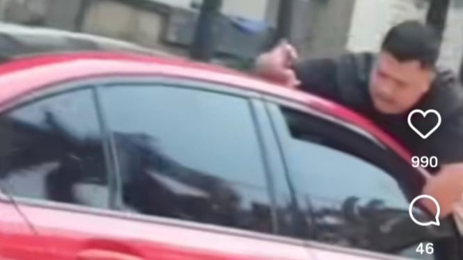Viral! Pria Nekat Bergelayut di Atap Mobil Mewah Sambil Melaju Kencang di Jakarta Barat