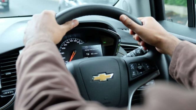 Cara Pegang Setir yang Benar di Era Mobil Modern: Lupakan Posisi 10-2 Anda