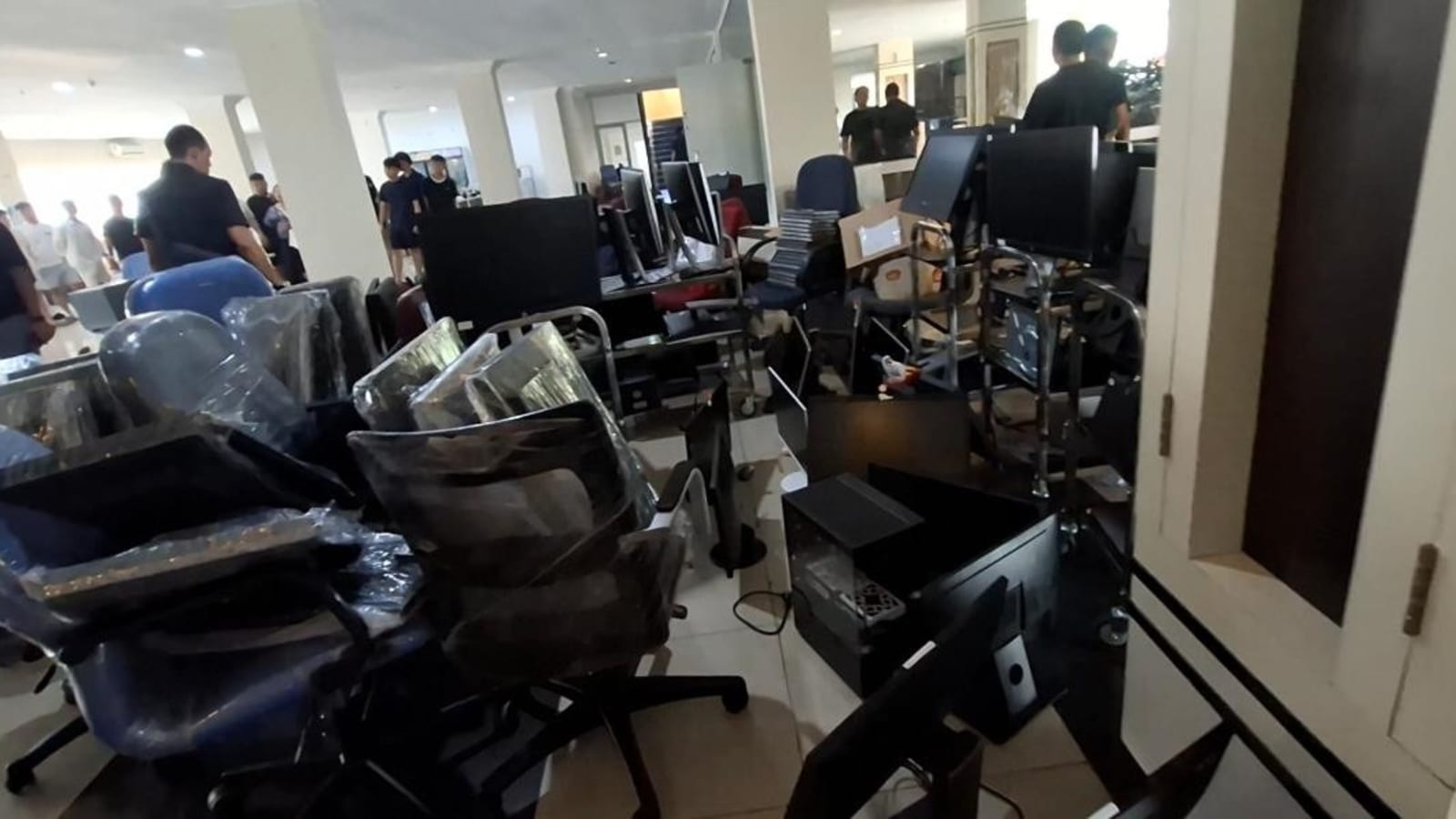Operasi Besar-besaran: Ratusan Sindikat Penipuan Online Ditangkap di Batam, Apartemen Mewah Jadi Sarang Cyber Crime